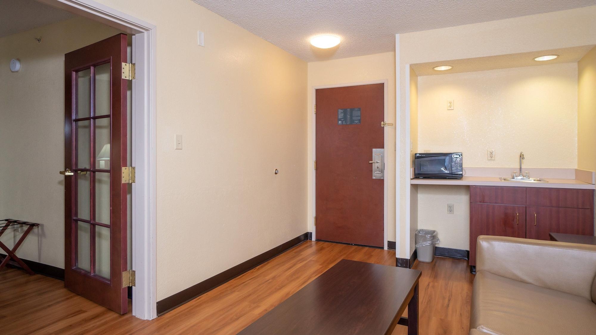 Red Roof Inn & Suites Indianapolis Airport Bagian luar foto