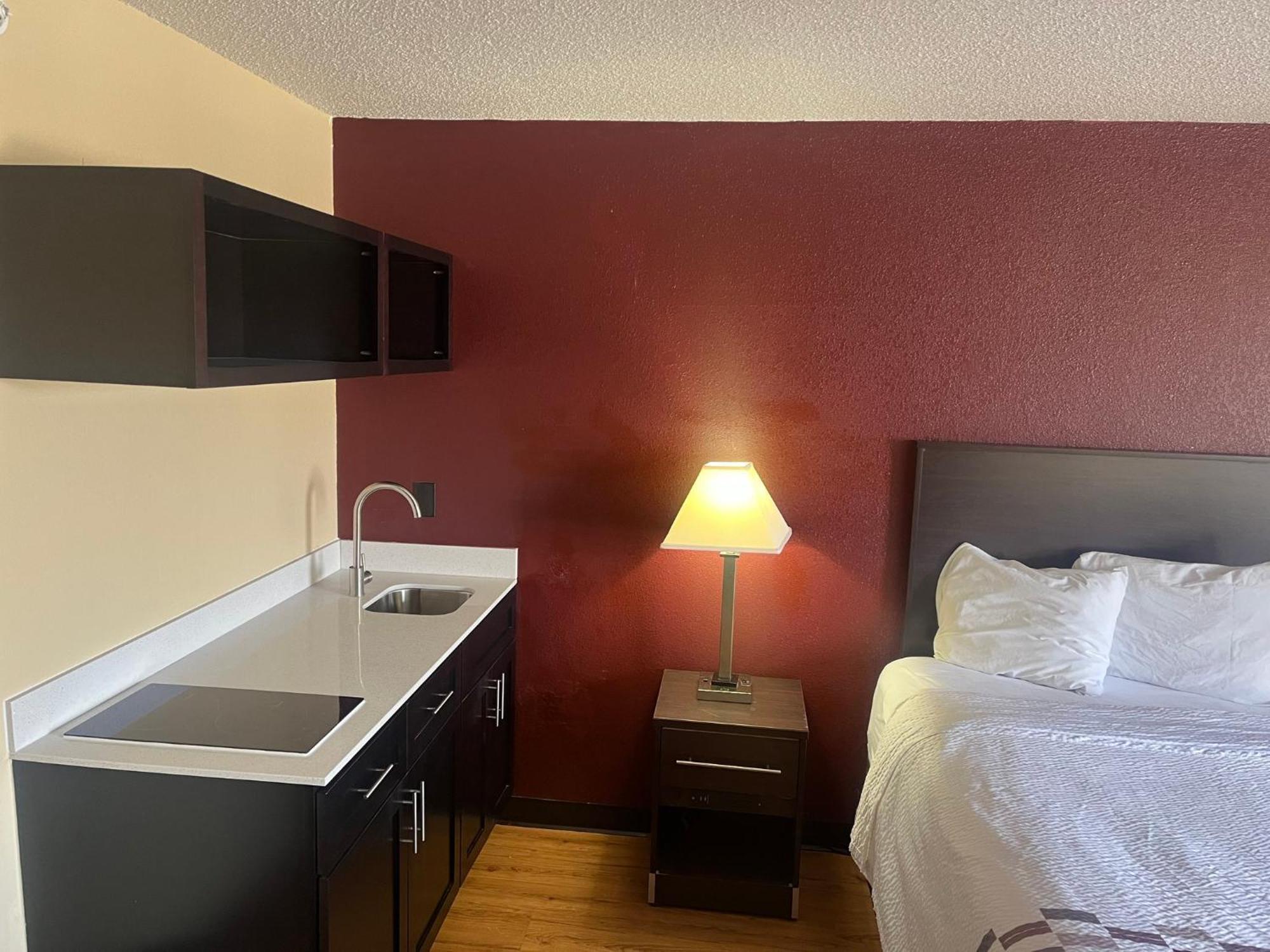 Red Roof Inn & Suites Indianapolis Airport Bagian luar foto
